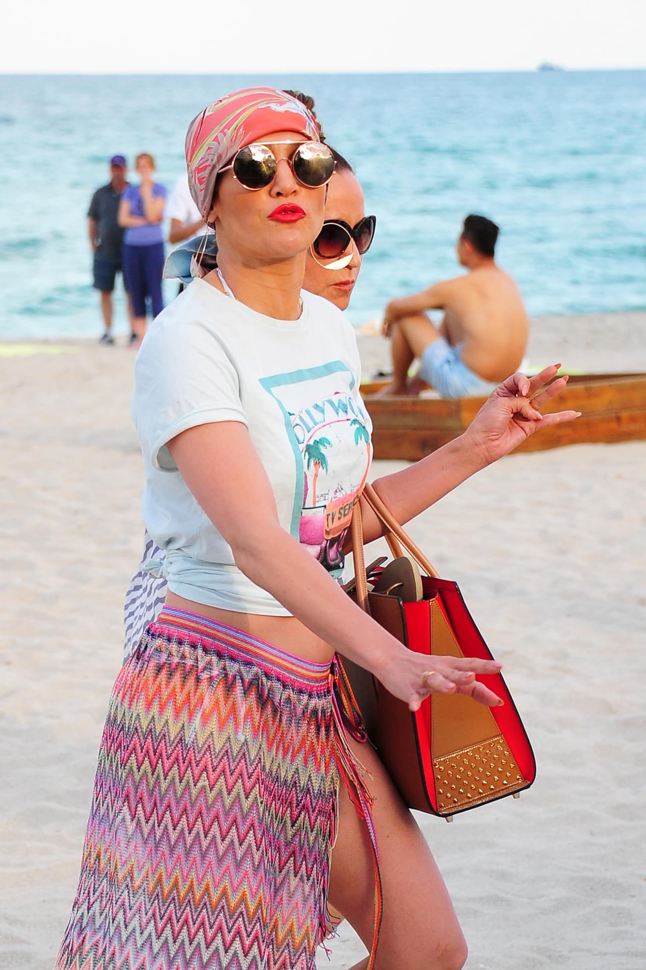 Al atardecer, Jen se fue de la playita.