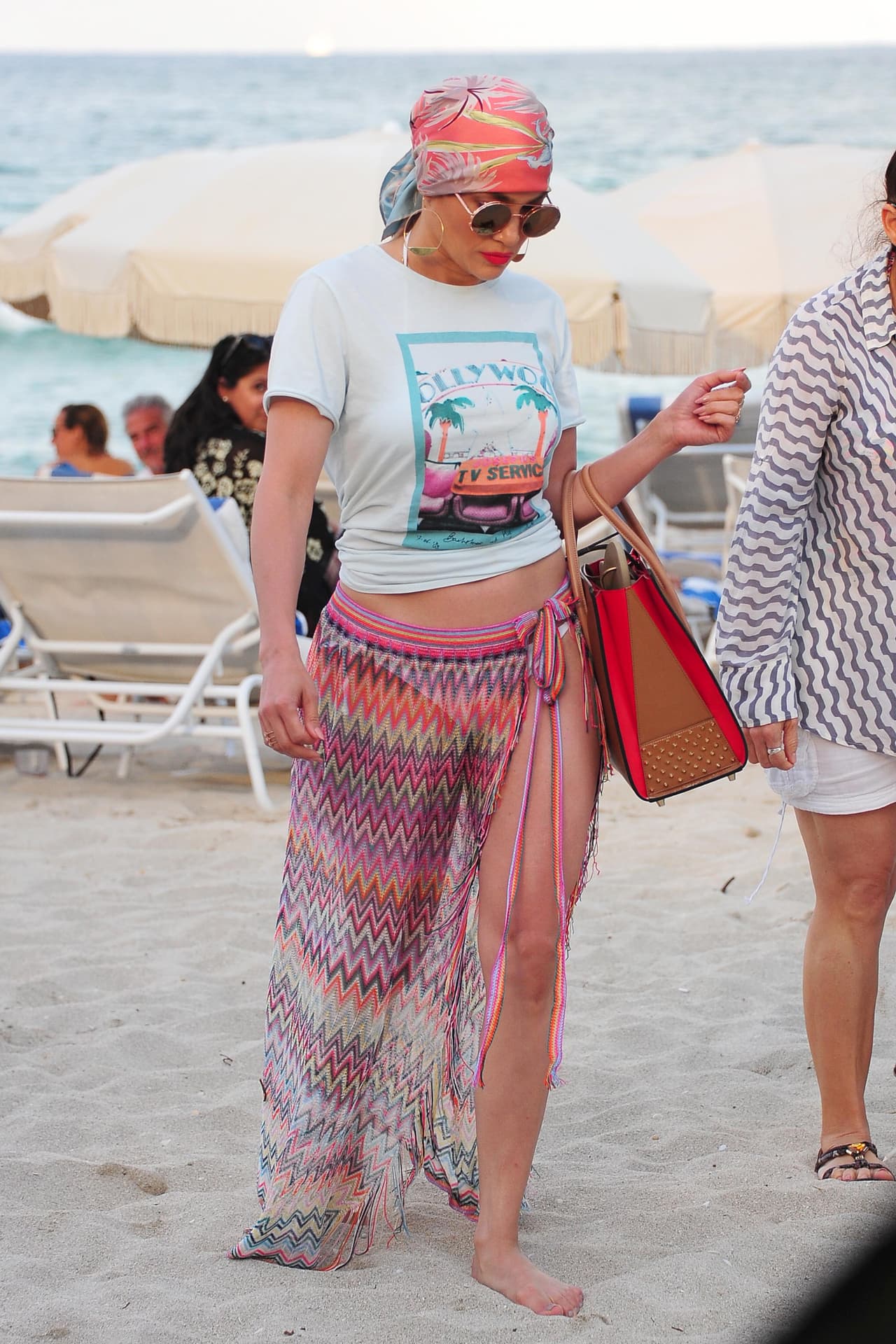 Ante la mirada de la gente alrededor, la famosa se retiró de la playa.