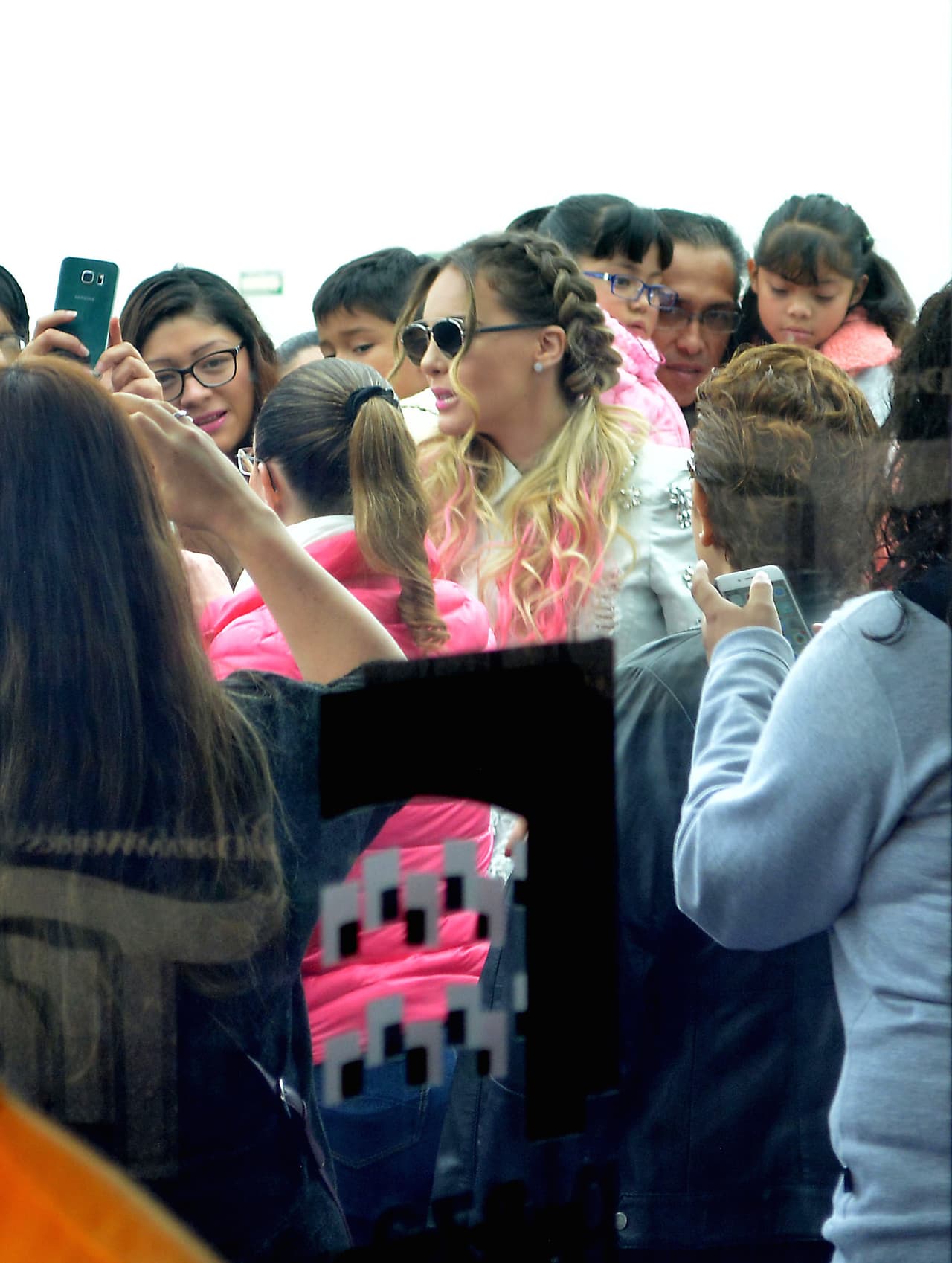 Belinda se dio tiempo para firmar autógrafos.
