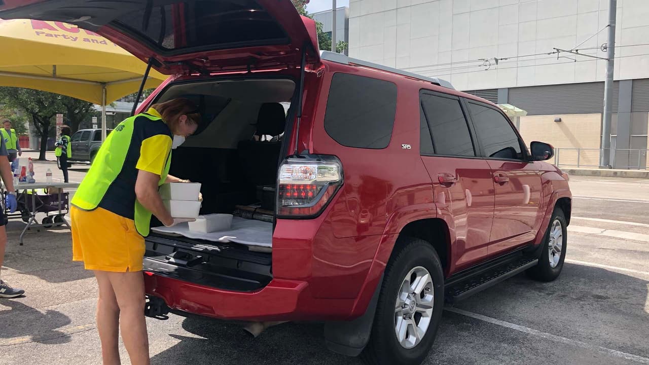 El menu incluye pollo, frijoles y arroz, y pasta con salchichas entre otros platillos.