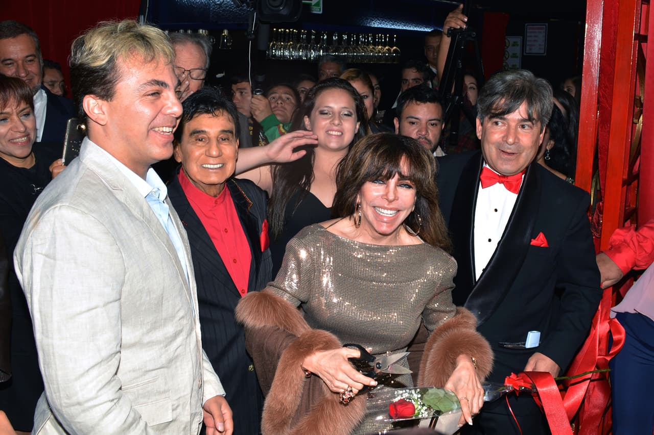 <b>Cristian Castro con su mamá Verónica Castro</b>: ella no estaba de acuerdo con el matrimonio de su hijo con Valeria Liberman y se dejaron de hablar durante años y luego televisaron su reencuentro. 
<br>
<br>