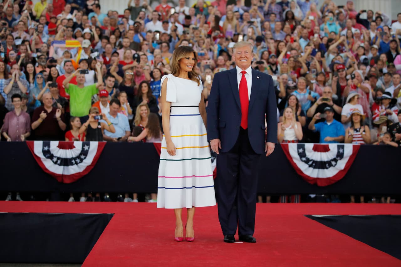 La exmodelo eslovena se convirtió en el blanco de los fotógrafos después de que la lluvia provocara que la tela del vestido se transparentara en la parte del pecho.