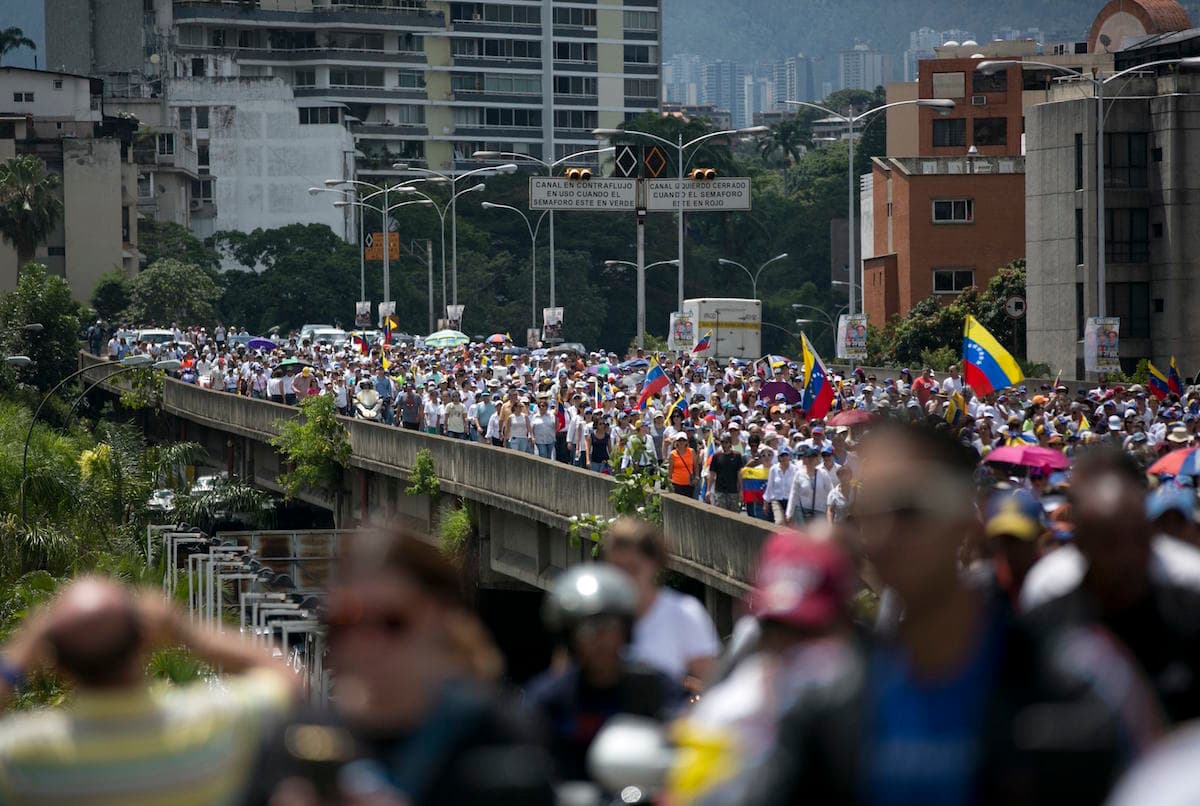 La marcha recorrió una autopista de Caracas y fue custodiada por la policía