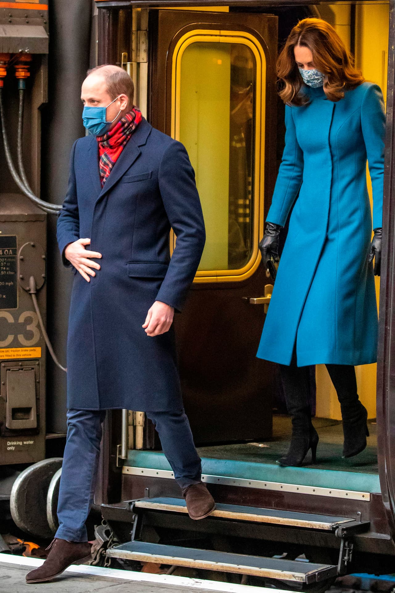 Desde finales de noviembre pasado existen restricciones para entrar por la frontera de Escocia. Solo está permitido cruzarla por motivos laborales. Si se infringe esa regla, una persona podría ser multada con 60 libras esterlinas (unos 
<b>80 dólares</b>). 
<br>