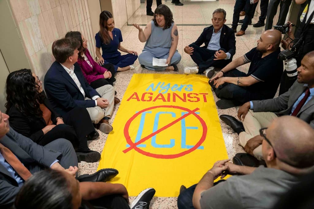 Los manifestantes intentaban supervisar el décimo piso del edificio para verificar el cumplimiento de una orden judicial preliminar reciente que exige mejores condiciones para las personas detenidas, específicamente garantizando un espacio mínimo de 50 pies cuadrados por persona.