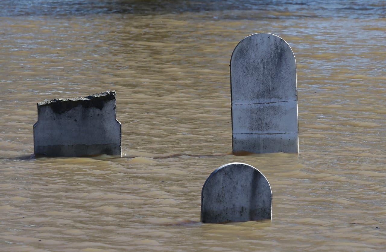 Las lápidas se levantan sobre el inundado cementerio de Marysville.
<br>