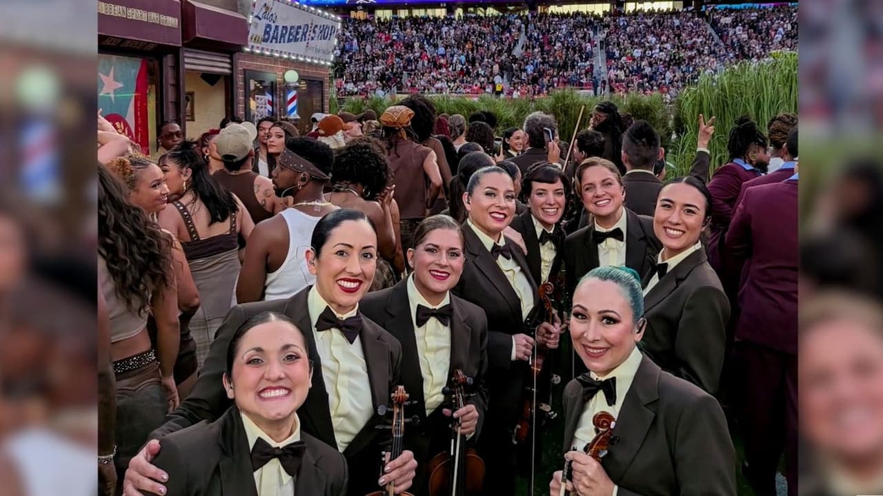 Dos arizonenses de origen hispano acompañaron a Bad Bunny en el medio tiempo del Super Bowl