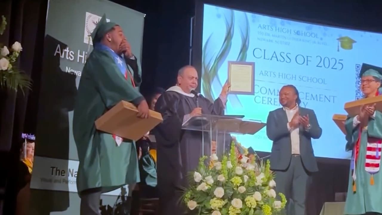 Hispano recibe oferta laboral de $74,000 al año en su graduación de secundaria: esta es su historia