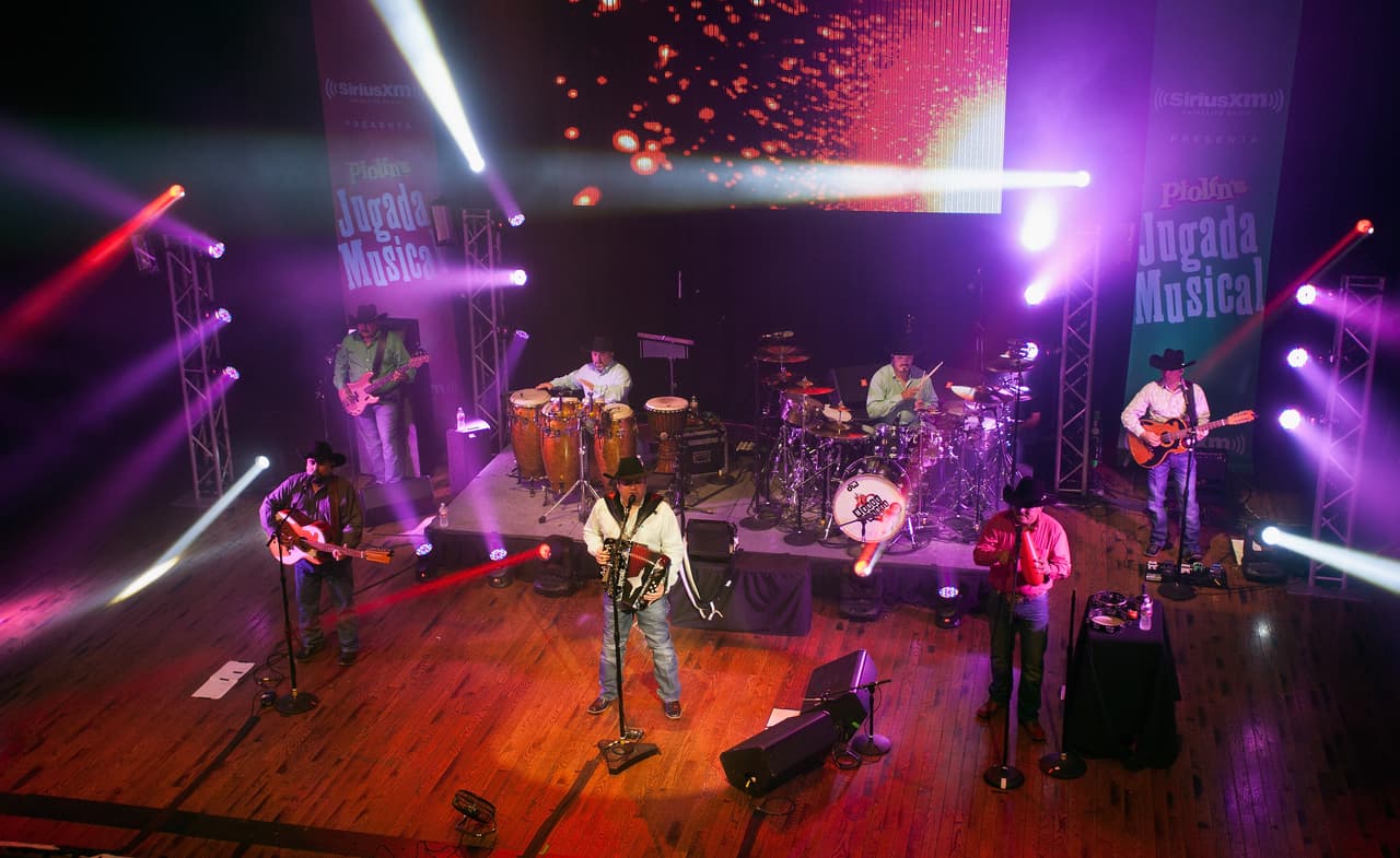 Con la grabación del tema 'El amigo que se fue', incluido en el disco 'Contigo', lanzado en julio de 1999 y dedicado a sus tres compañeros fallecidos a principio de año, Intocable regreso a los escenarios y realizó una gira por el sur de Estados Unidos.
<br>