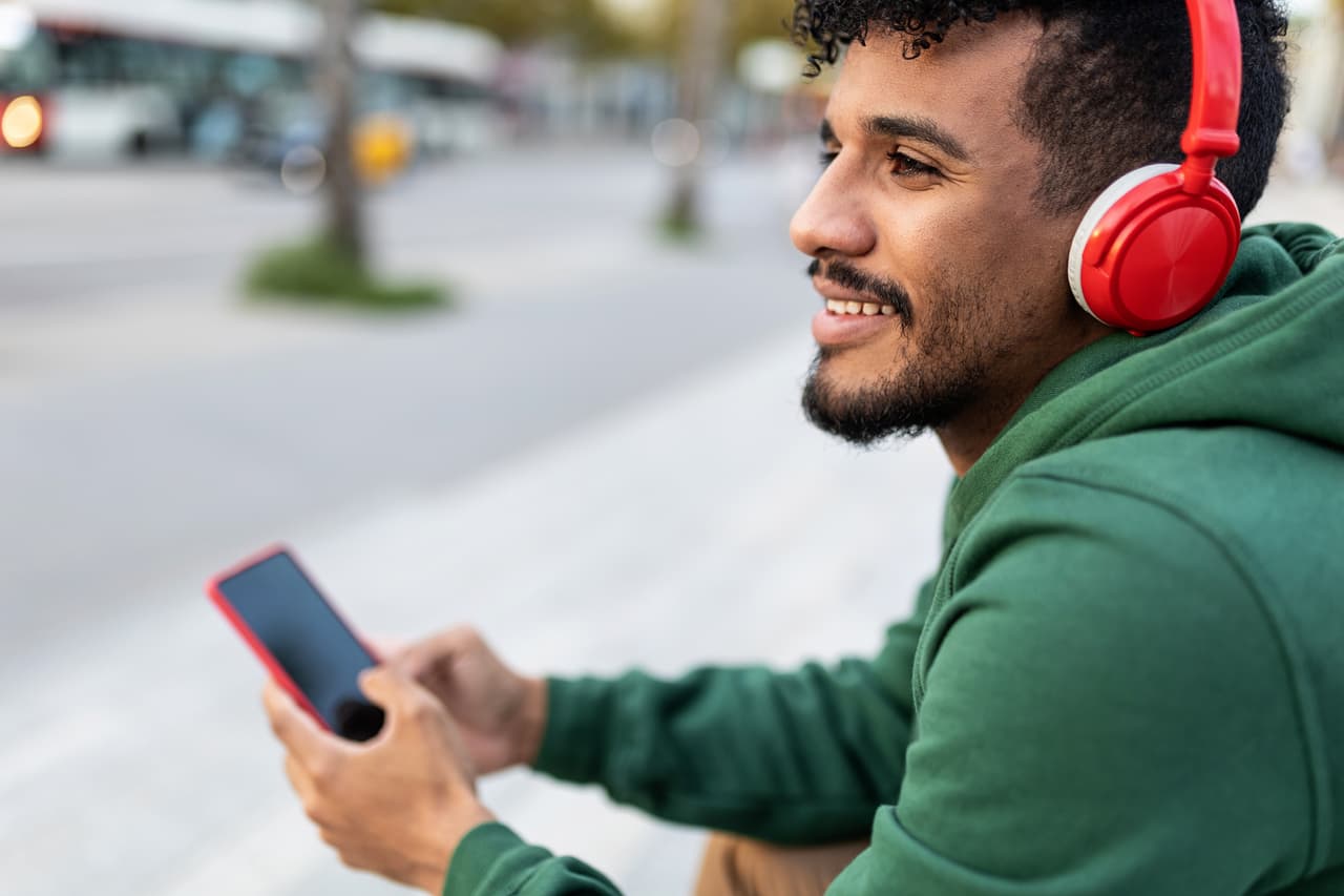 ¿Puedo enviar dinero por WhatsApp a mi familia? Te explicamos