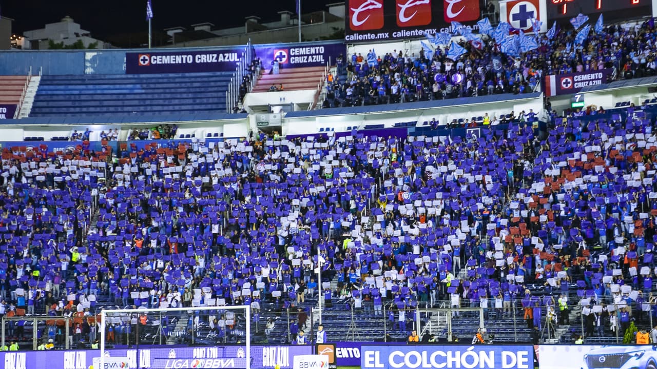 Afición de Cruz Azul corea a Juan Escobar tras error de Piovi