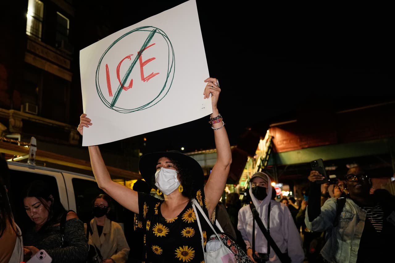 Una persona sostiene un cartel cerca del lugar de un tiroteo el jueves 8 de octubre de 2026 en Nueva York.