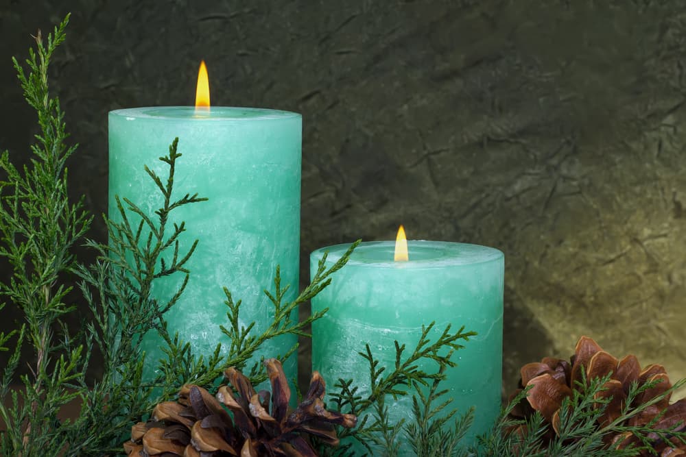 Una vela verde tiene extraordinario poder en una gran multitud de rituales, como podrás apreciar. Acude a ellas para peticiones de creatividad, esperanza, prosperidad, paz, tranquilidad, buena comunicación, suerte y claro, dinero.