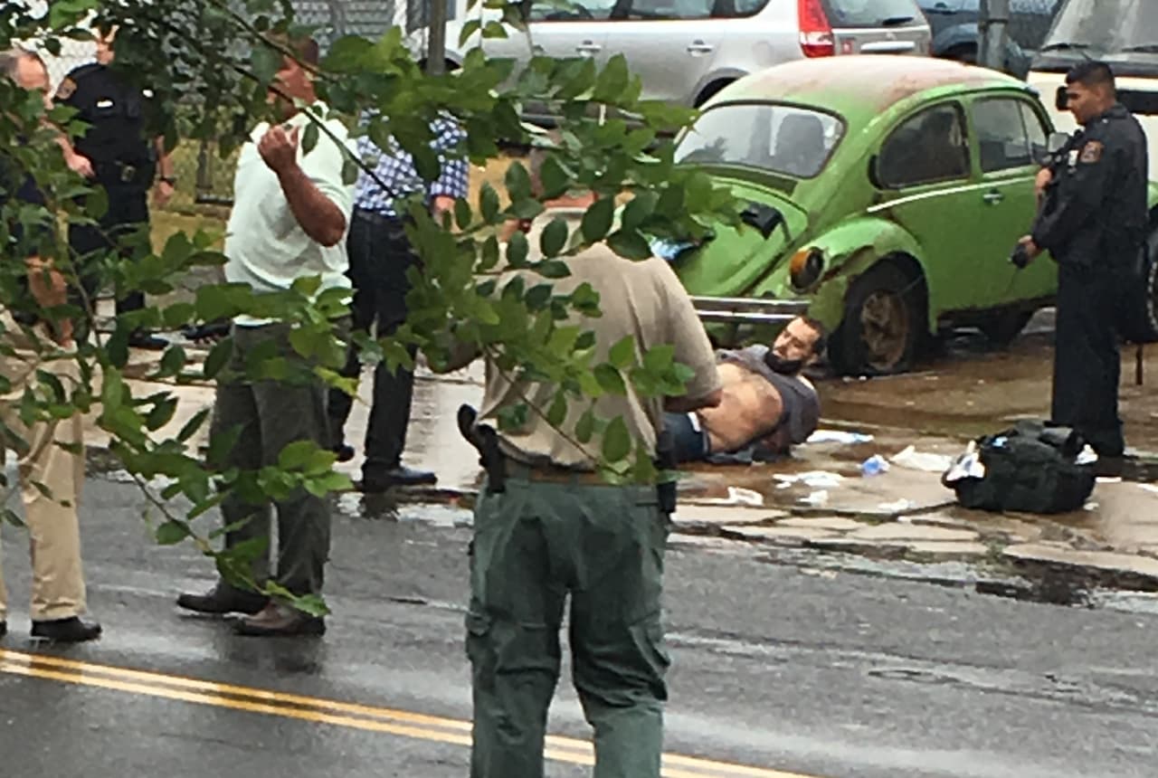 Aunque Ahmad Khan Rahami no aparecía en los listados de las organizaciones antiterroristas, sus huellas estaban en manos de las autoridades porque las sometió como parte de su proceso de adquirir la ciudadanía estadounidense y porque hace tres años estuvo detenido por una agresión a un familiar. En la foto, el momento en que fue capturado.