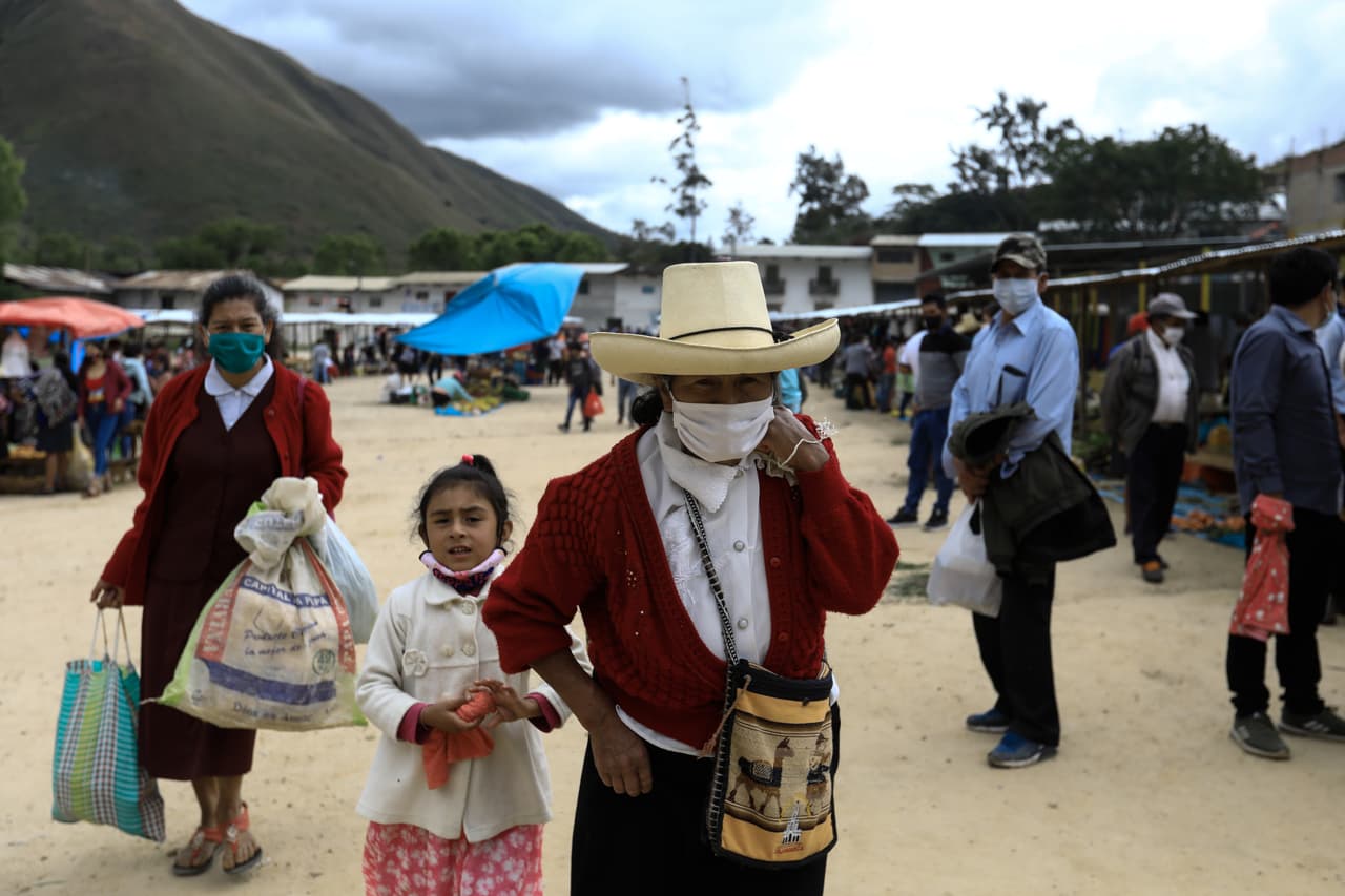 "Falta contabilizar nuestros votos", reaccionó Castillo a los primeros sondeos que dan la ventaja a su rival, desde su feudo rural de la región norteña de Cajamarca (norte), donde cientos de seguidores bailaban y coreaban consignas en la Plaza de Armas del pueblo de Tacabamba,