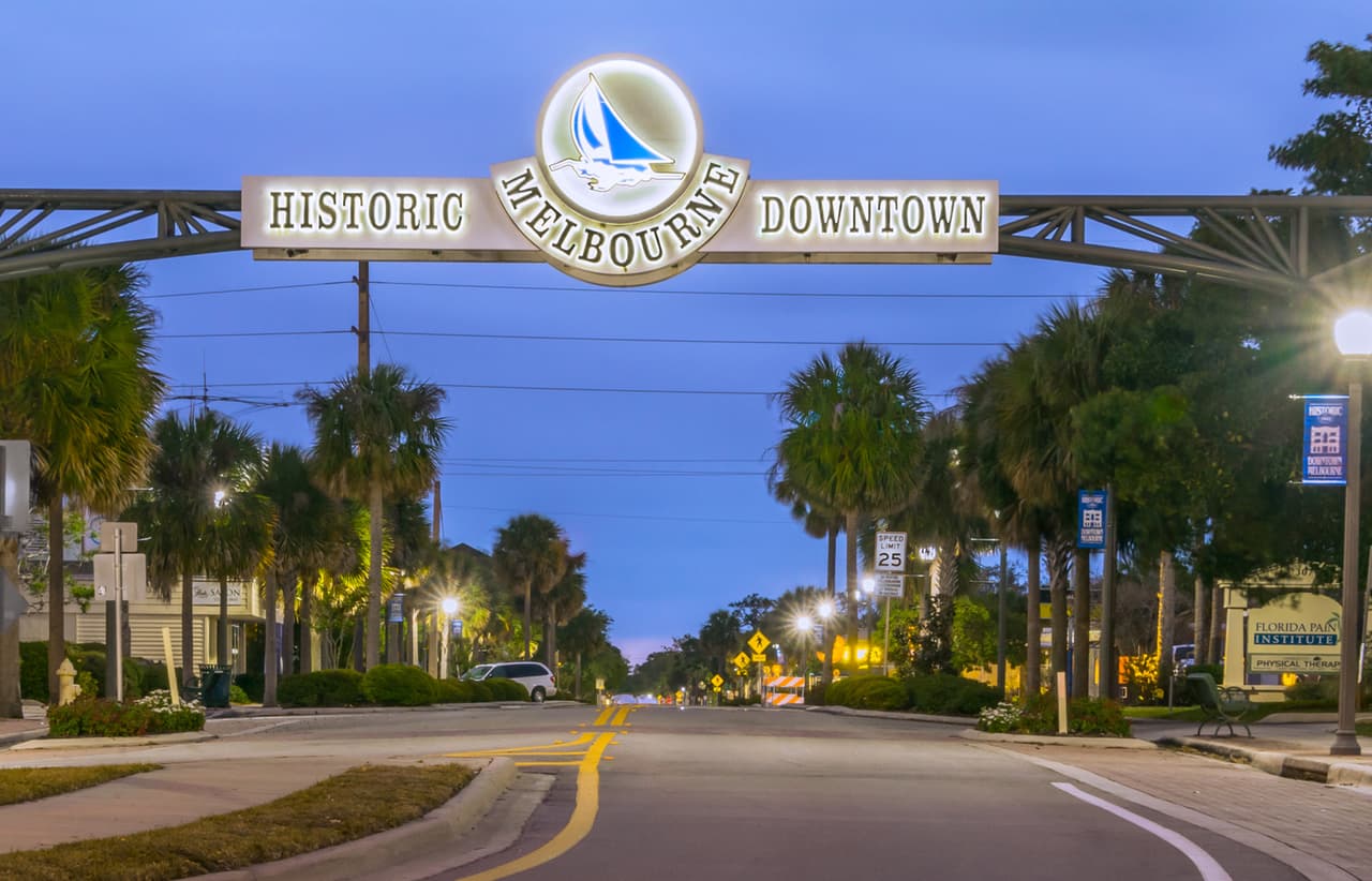 <b>Puesto 10. Melbourne, Florida</b>
<br>
<br>Población del área metropolitana: 585,507 habitantes.
<br>
<br>Precio promedio de la vivienda: 217,400 dólares.
<br>
<br>Salario promedio anual: 51,180 dólares.
<br>
<br>Migración neta entre 2015 y 2019: 8.46%.
<br>
<br>Gran parte del interés en esta urbe de Florida proviene de los jubilados. Su promedio de edad es de 47.3 años (el promedio nacional es de 39 años, según la Oficina del Censo).
<br>