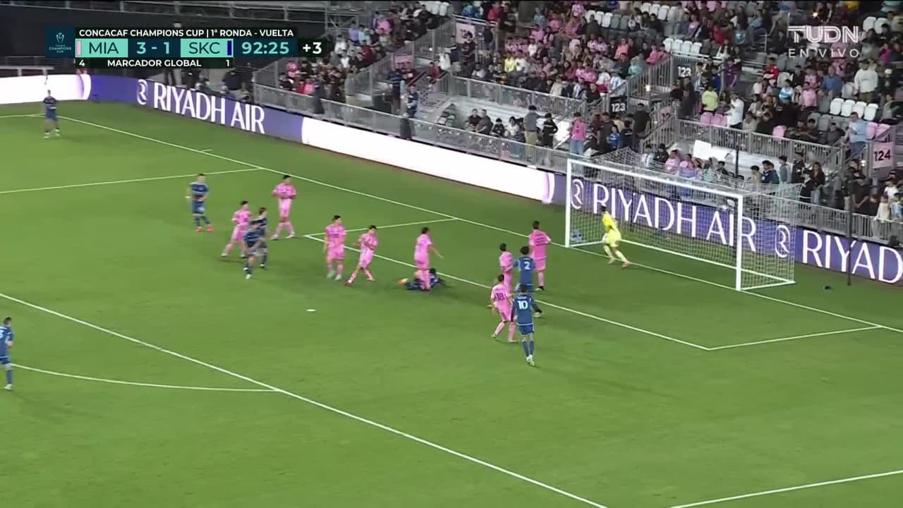 ¡CERCA! William Agada disparó que se estrella en el poste.