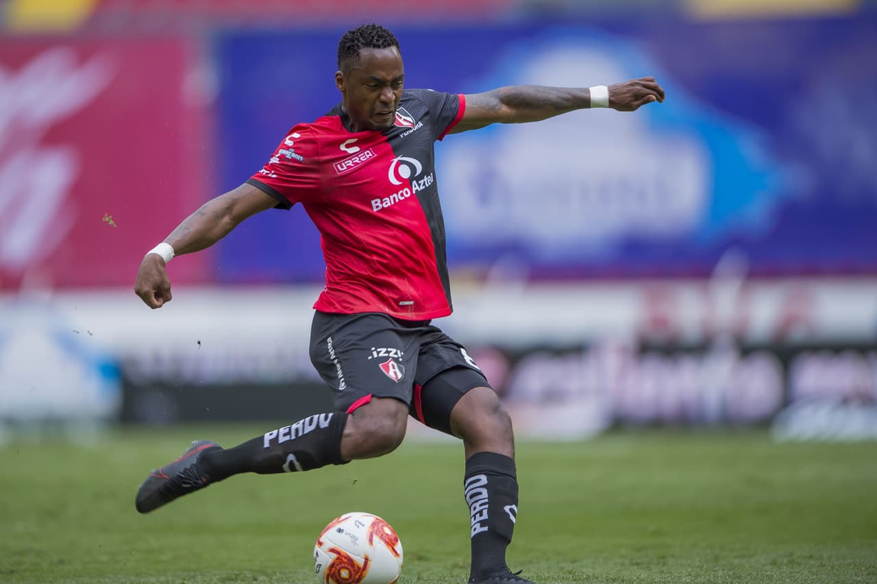 El ecuatoriano sacó un tiro raso desde fuera del área y así mantener a los rojinegros en el partido.