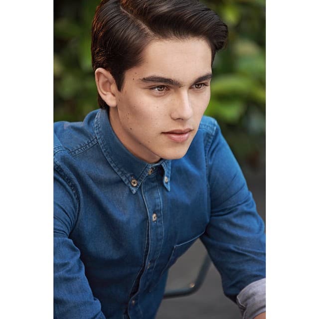 Para los jóvenes más rebeldes a los que les gusta lucir bien en el salón de clases, tenemos el estilo de Sergio Mayer Mori, el fashionista hijo de la encantadora actriz Bárbara Mori.