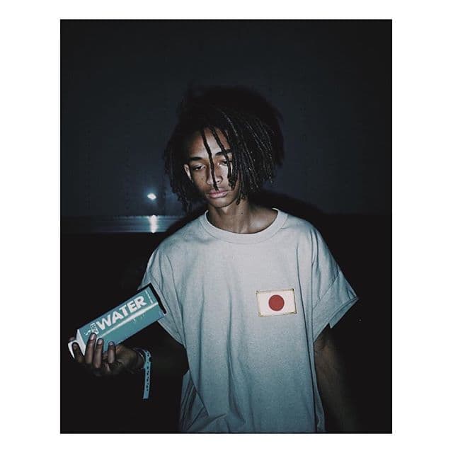 Los más rebeldes siempre pueden echarle un ojo al estilo del extravagante Jaden Smith e inspirarse en él.