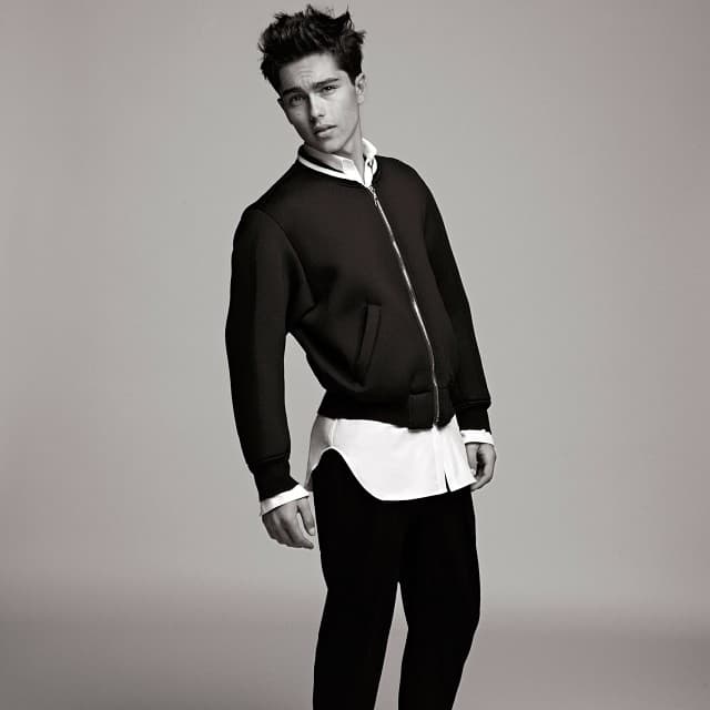 Normalmente él lleva el cabello largo y echado hacia atrás, con las puntas degrafiladas disparadas en todas direcciones.