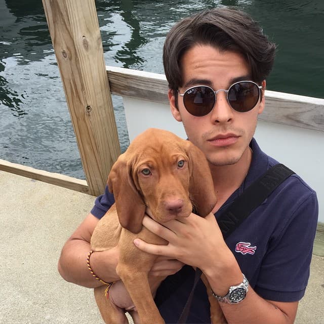 La forma en que lo usa le otorga un aire elegante y espléndido al mismo tiempo.