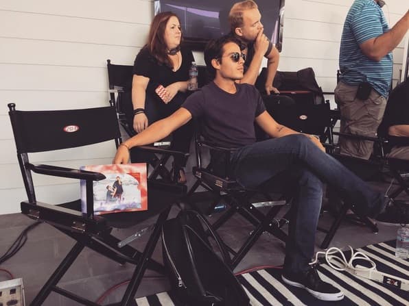 Para lograr su peinado basta un poco de cera para cabello o fijador que aplica llevándose el cabello de lado y prestando atención especial a que el resto quede acomodado.