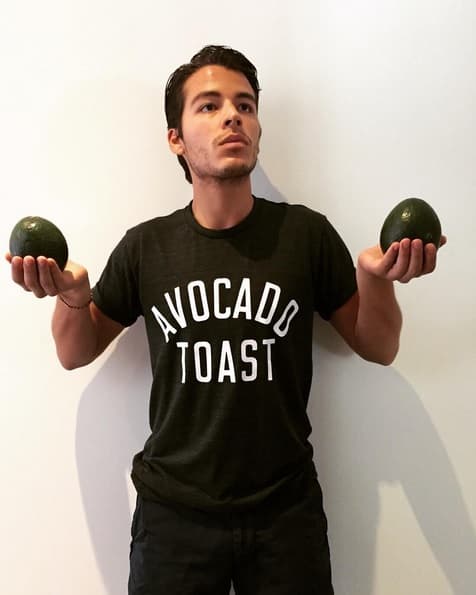 Ya sea que se lleve el cabello a la izquierda o a la derecha, se puede jugar con el fleco para darle volumen.