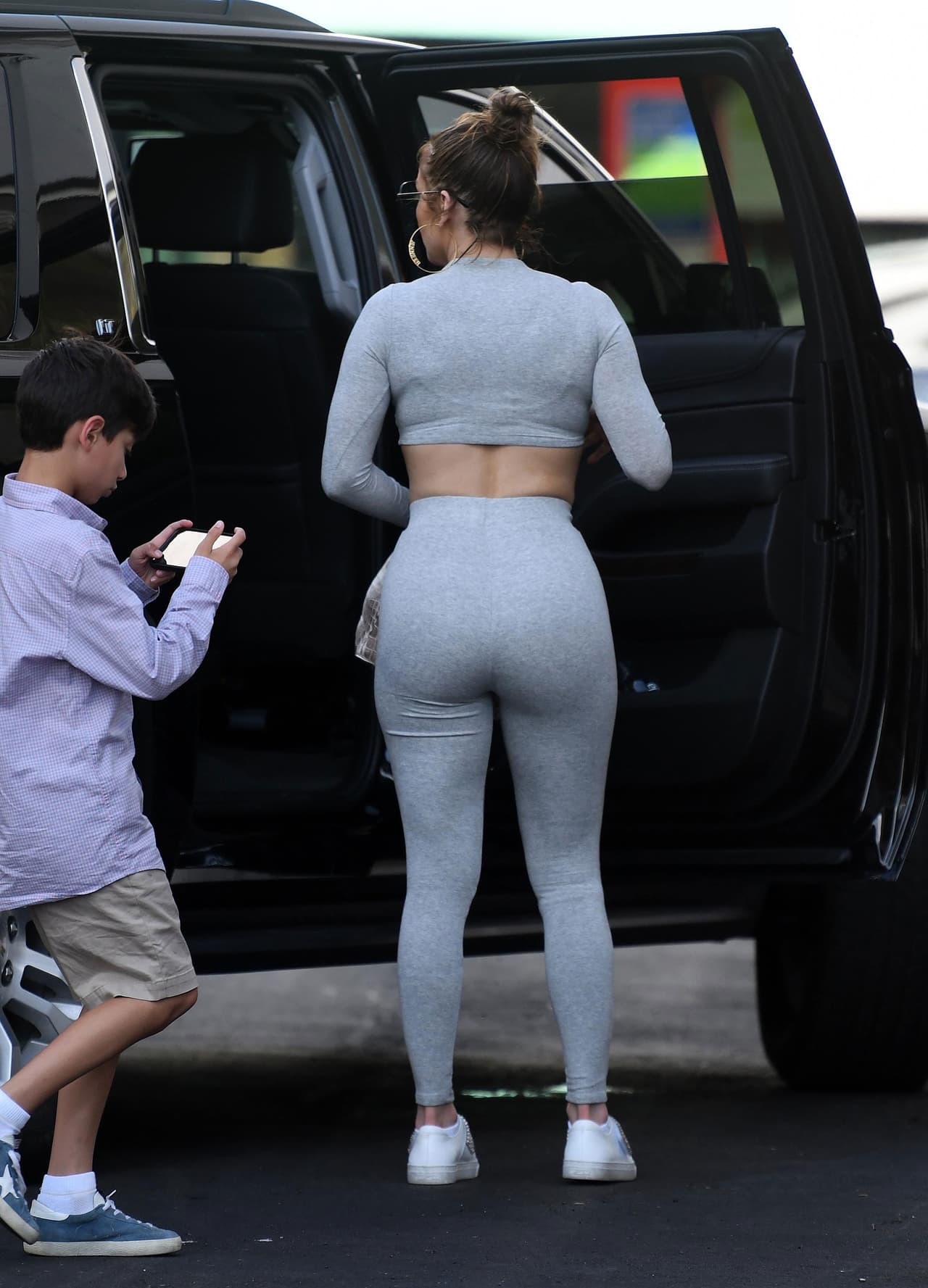 La cantante y actriz no puede evitar llamar la atención. Y es que hasta cuando va de compras, su curvilínea figura la delata. ¿Cuándo nos llevas de compras, JLo?
<br>