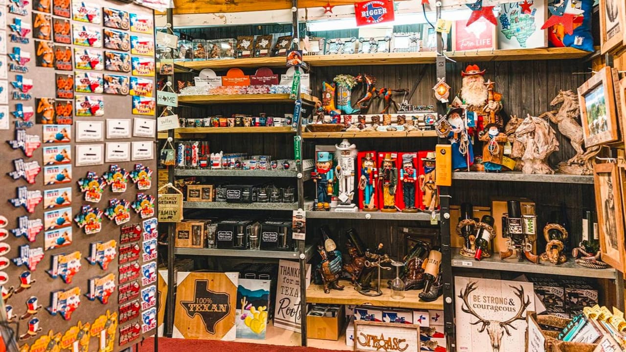 <b>Puedes encontrar regalos únicos en el mercado navideño de Grapevine</b>, 
<a href="https://maps.app.goo.gl/5DY22LNQxtNbFGwq9" target="_blank">ubicado en el Town Square Gazebo</a>. Allí, artesanos y vendedores ofrecen regalos hechos a mano para todos. Este mercado es ideal para la familia, 
<b>con productos de Texas y apoyo a productores locales</b>, abierto llueva o haga sol.