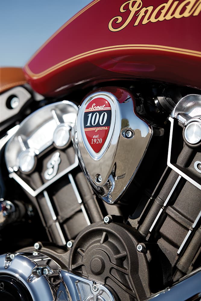 …insignia ‘Scout 100th Anniversary’ consistente con los colores de la moto,