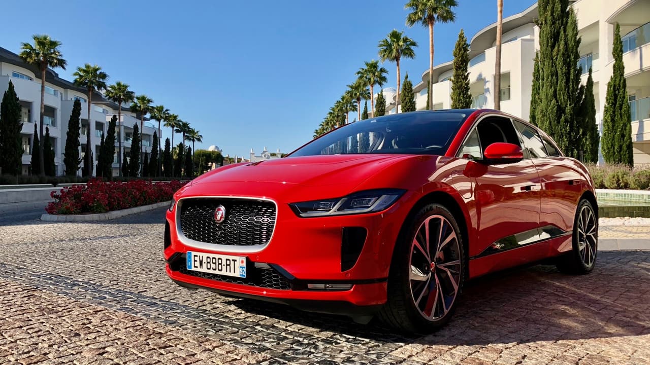<h3 class="cms-h3-H3">Jaguar I-Pace</h3>
<br>La versatil y hermosa crossover compacta de Jaguar es una delicia de conducir, sorprendentemente potente y cuenta con autonomía certificada por la Agencia de Protección Ambiental de Estados Unidos (EPA) de 240 millas por carga, más que adecuada para el uso diario.
<b><a href="https://www.univision.com/noticias/pruebas-de-manejo/el-destino-nos-alcanzo-probamos-la-i-pace-la-primera-camioneta-electrica-de-jaguar" target="_blank">La manejamos</a></b> en caminos sin pavimento, autopistas y hasta en una pista de carreras, y nos quedamos con ganas de correrla más.
<br>
<br>Precio inicial: 69,500 dólares
<br>
<b>Precio inicial manos el incentivo fiscal: 62,000 dólares </b>