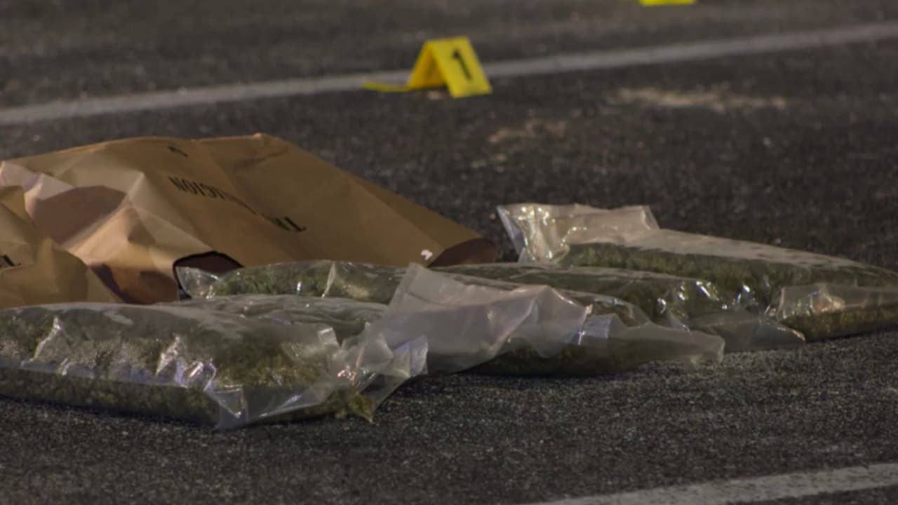 Los investigadores dicen que encontraron de ocho a diez libras de marihuana en el área del estacionamiento.