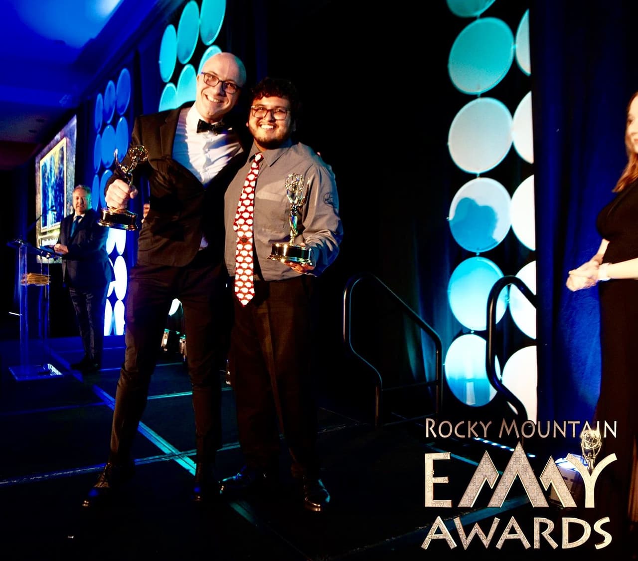 John Smedley y Jesús Fadel Ramírez fueron galardonados en dos categorías por las historias de “Aldea Navajo: Sacando La Cultura” y “Skinwalker: Brujería Indígena”.