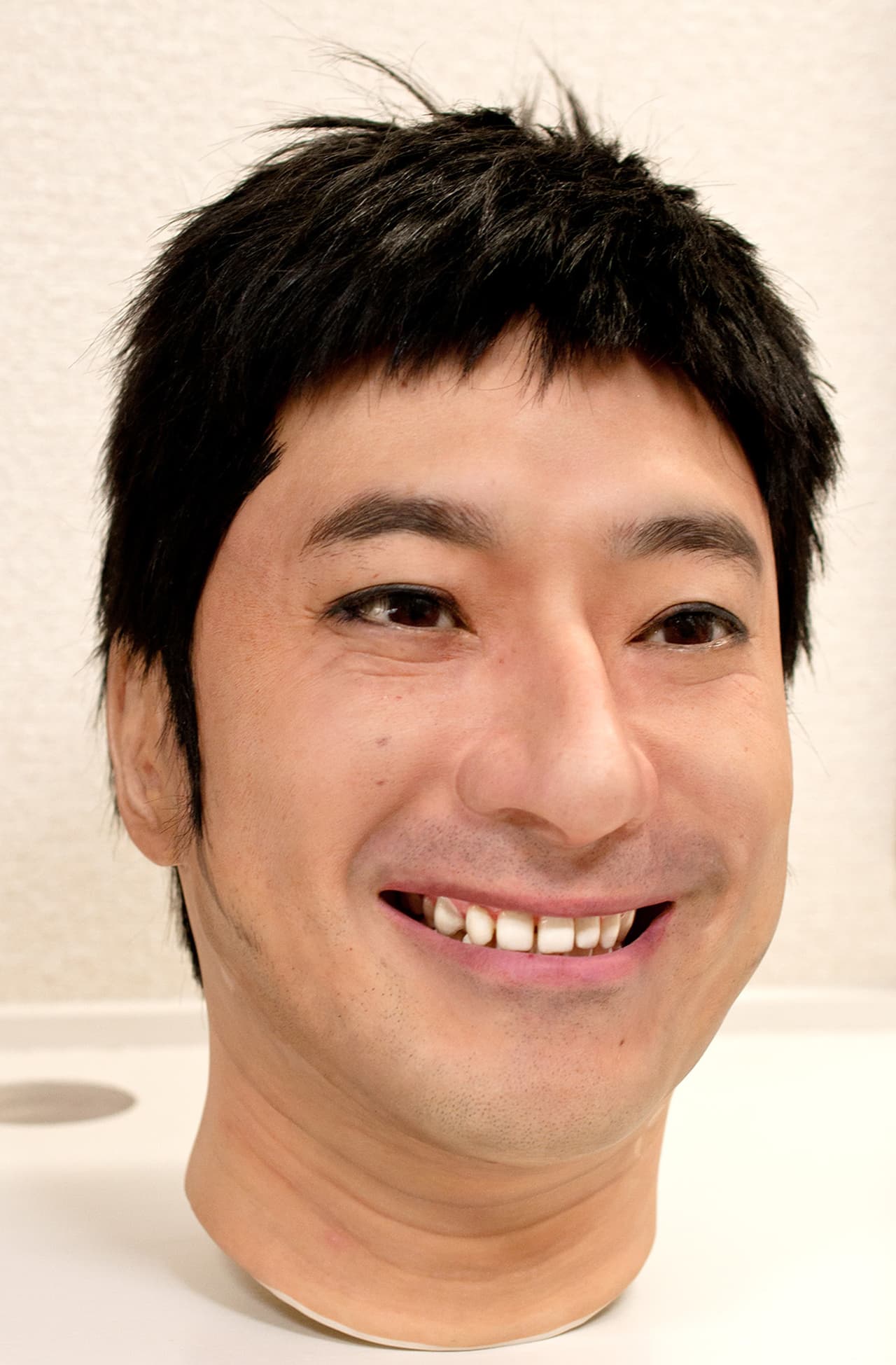 Estas piezas hiperrealistas, denominadas Realface (rostro real, en español), se confeccionan a partir de los datos faciales tridimensionales obtenidos gracias a fotografías de alta resolución. Las fabrica Real-f, una pequeña empresa en Japón usando resina plástica de entre 1 y 2 milímetros de espesor.