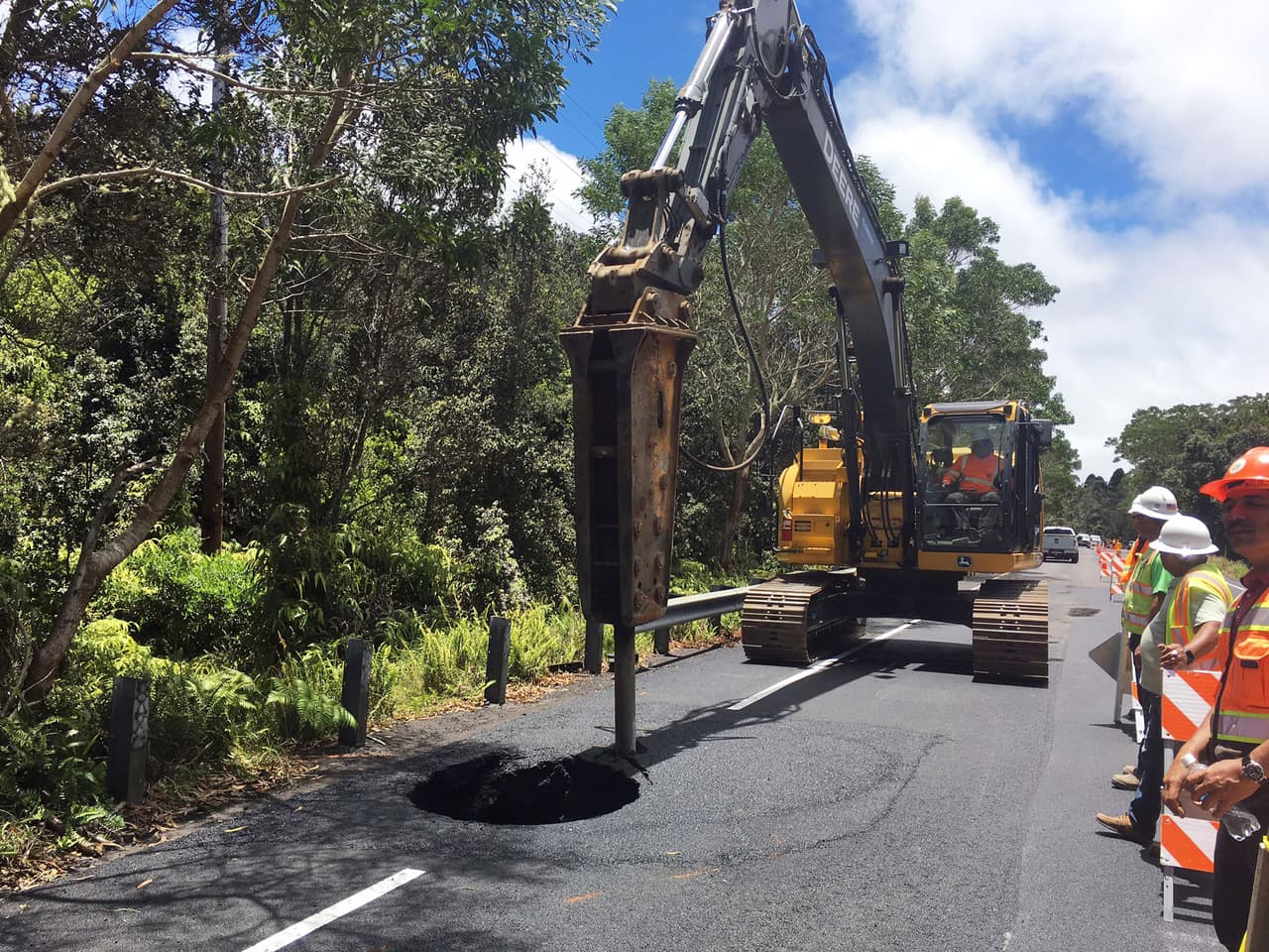 <b>Puesto 11: Hawái. </b>Tiene la red de carreteras más pequeña del país, pero uno de las más dañadas, 42.3%, el 4º más alto según la FHWA. El 6.9% de los puentes necesitan sustitución o reparaciones. Sólo hay trenes de transporte turístico en el estado y no presenta estadísticas de descarrilamientos.