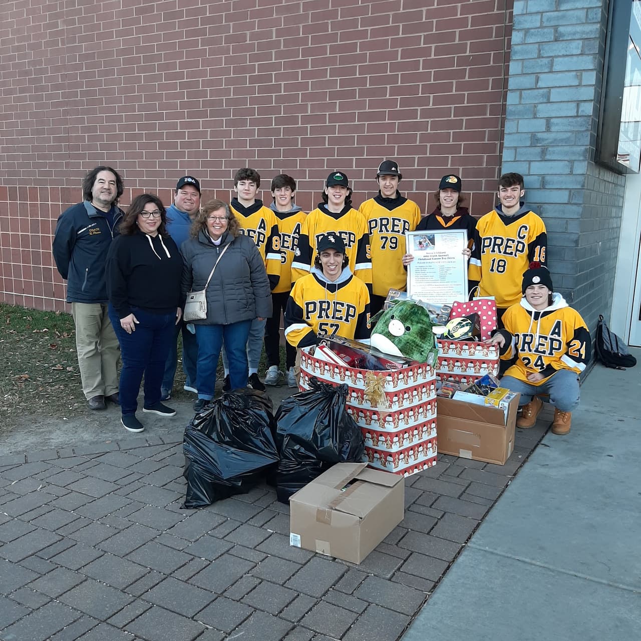 <b>Becca's LEGacy</b>
<br>
<a href="http://beccaslegacy.org/index.html">Becca's LEGacy</a> es una organización que busca ayudar a niños con cáncer. Anualmente recibe donaciones de juguetes, que posteriormente entrega en los hospitales para menores con esta enfermedad. 
<br>