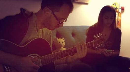 Su padre ha sido el mentor en su carrera musical, de hecho nos dijo que si tuviera que irse a un lugar desierto y pudiera llevarse a alguien o algo lo traería consigo.