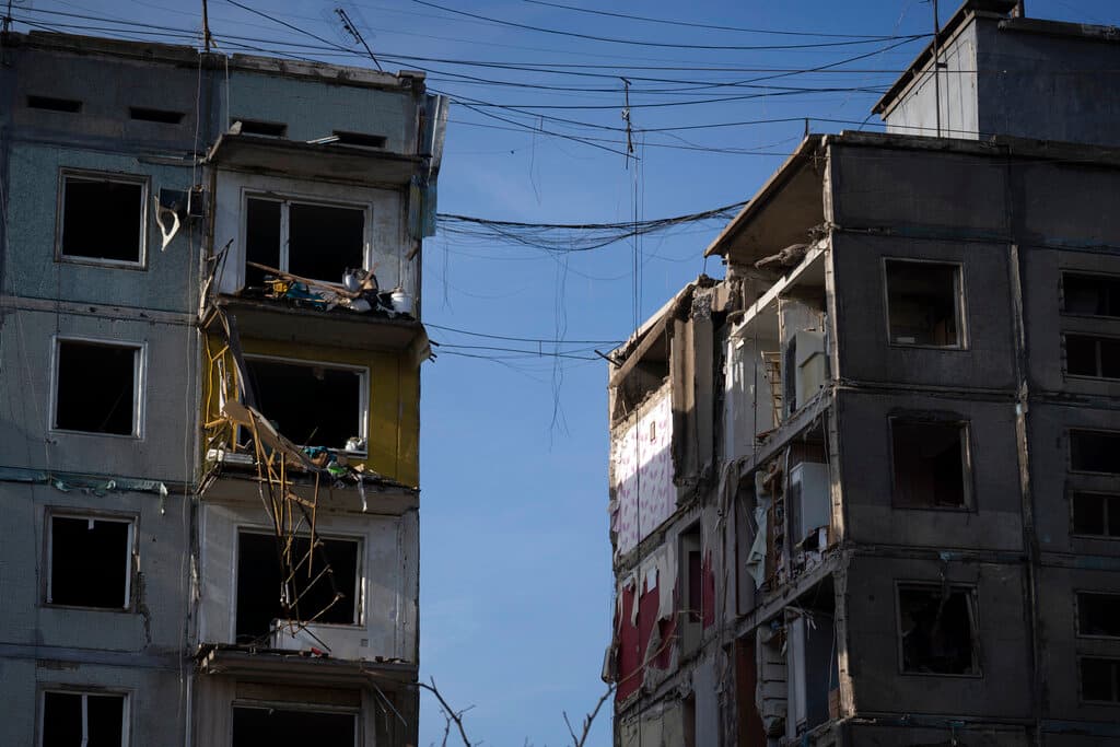 Los ataques rusos de este domingo se produjeron después de que una explosión el sábado causara el colapso parcial de un puente que une la península de Crimea con Rusia. El ataque al puente de Kerch dañó una importante ruta de suministro para la guerra del Kremlin en Ucrania y un símbolo imponente del poder de Rusia en la región.