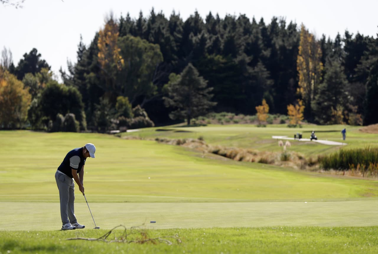 <b>Golf</b>
<br>Este deporte planea regresar en junio, pero el escenario cambiará, pues aparte de no tener espectadores, los jugadores después de ser examinados, deberán permanecer en un hotel en cuarentena.