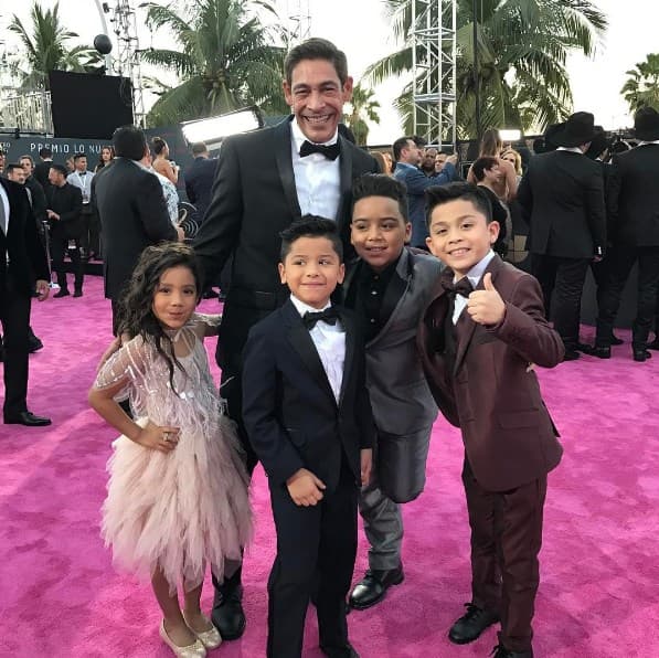 Joel, Almany, Jean Paul y Ashley, los 
<b><a href="http://www.univision.com/shows/pequenos-gigantes#rel" target="_blank">Pequeños Gigantes</a></b> del #TeamPequeFlow de 
<b><a href="http://www.univision.com/temas/johnny-lozada" target="_blank">Johnny Lozada</a></b> vivieron una noche de ensueño en 
<b><a href="http://www.univision.com/especiales/premio-lo-nuestro" target="_blank">Premio Lo Nuestro 2017</a></b>.