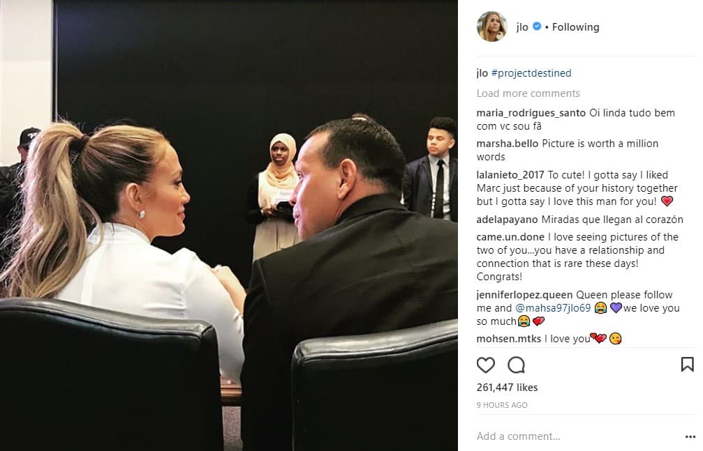 La pareja escuchó a un grupo de más de 50 estudiantes del Bronx, barrio donde nació y se crió JLo, que realizaron una propuesta de trabajo relacionada al mundo de bienes raíces.