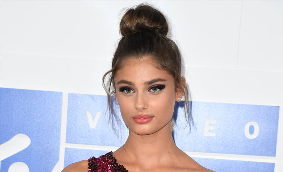 El glitter estuvo presente en el maquillaje de 
<a href="https://www.instagram.com/taylor_hill/?hl=en">Taylor Hill</a>. Fue arriesgada pues no aplicó los brillos en el típico tono dorado, lo combinó a la perfección con el color rojizo de su vestido, mientras lo enmarcó con ayuda de la sombra negra. El recogido, con algunos pelitos desordenados complementó con delicadeza su total look. El encargado de su peinado fue 
<a href="http://www.harryjosh.com/">Harry Josh</a> y su maquillaje lo hizo Hung Vanngo.
<br>
