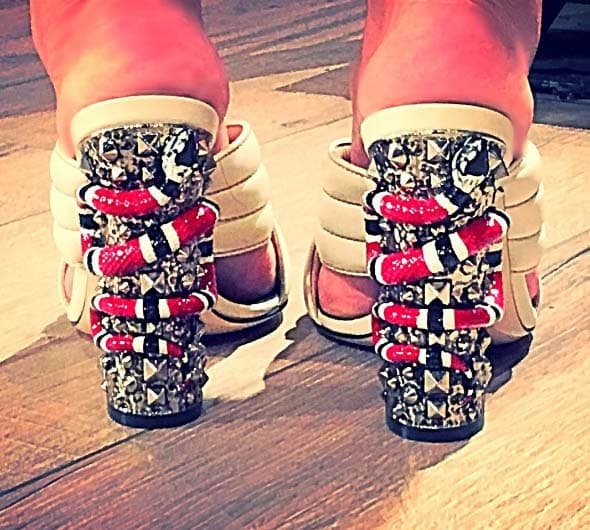 Existen zapatillas de muchísimos estilos y a nuestra presentadora todos le lucen divinos.