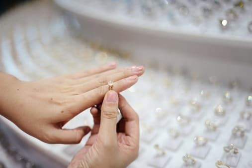 Las tiendas de joyería también pueden reabrir. Aplica las mismas normas de las tiendas de zapato y ropa.