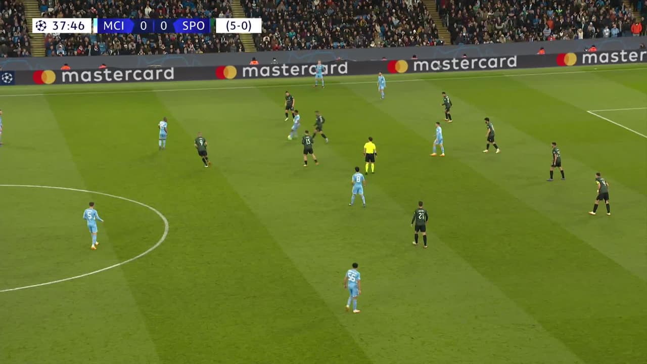 ¡TIRO ATAJADO! disparo por Raheem Sterling.