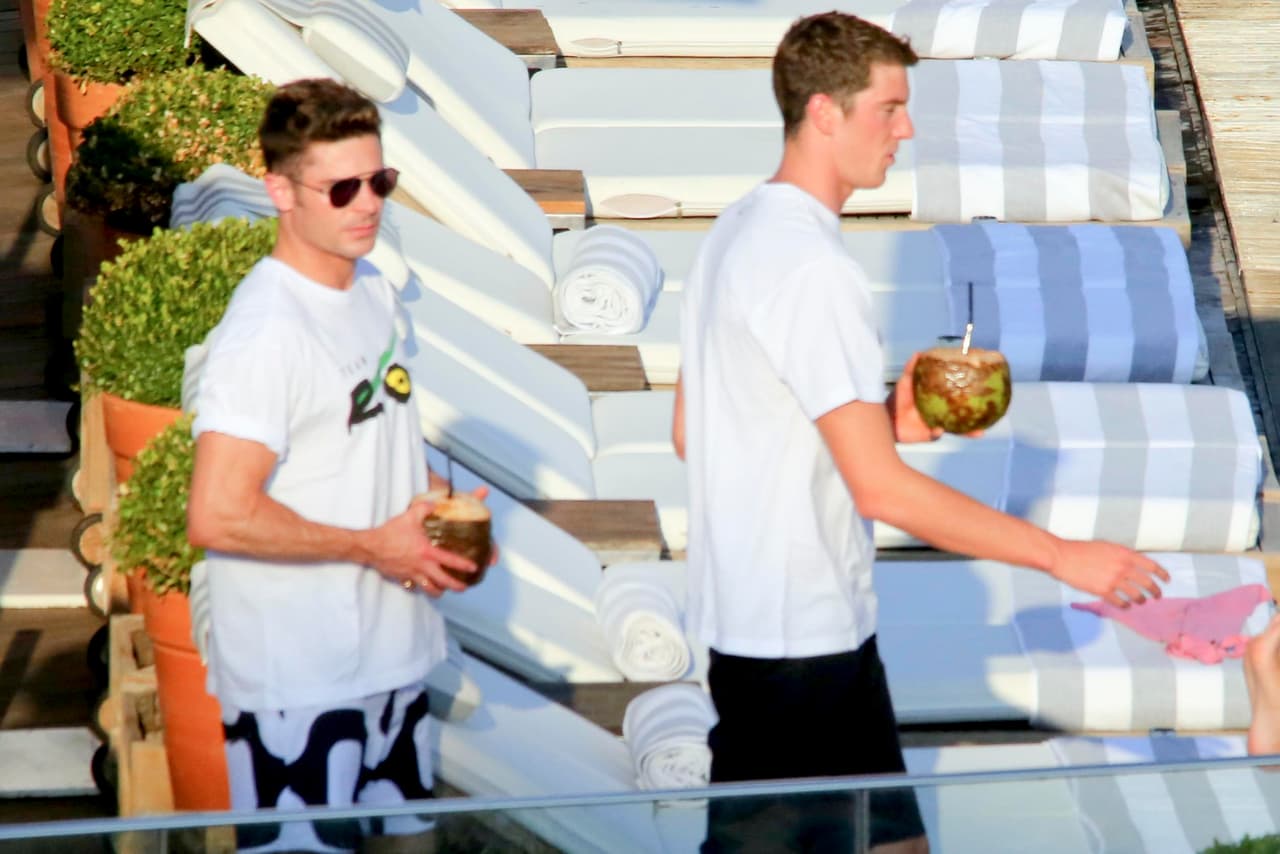 Está muy bien acompañado por amigos y atletas durante su estancia en Río.