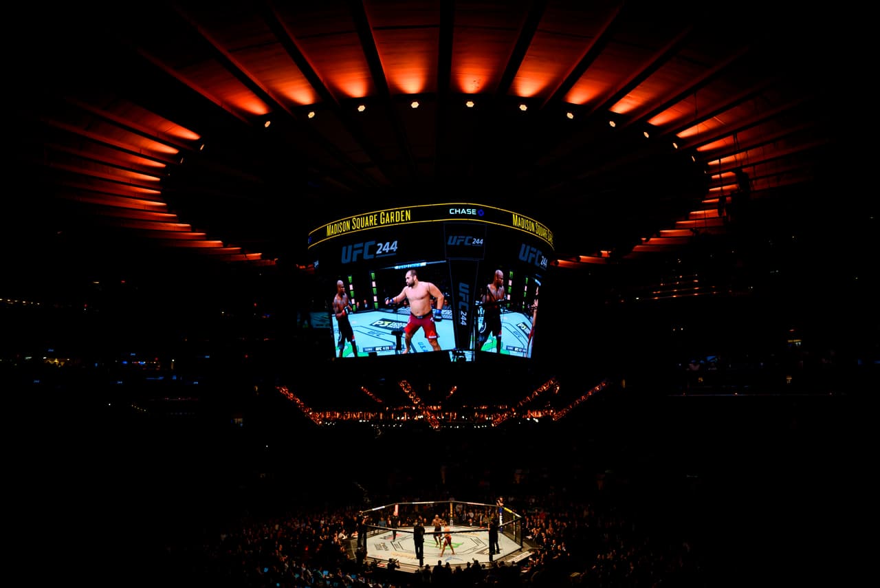 La nueva medida aplica para arenas, estadios, teatros, salas de conciertos y otros recintos.