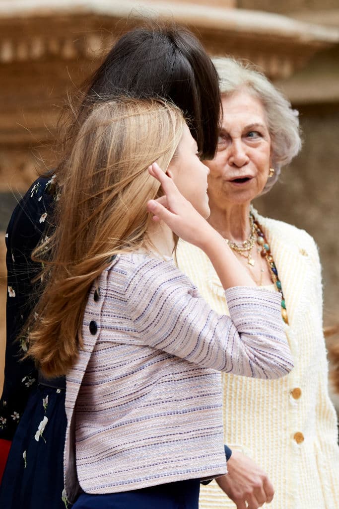 Sin embargo, el diario 
<a href="https://www.elmundo.es/loc/casa-real/2019/04/21/5cbc65ad21efa0176f8b45d6.html" target="_blank">El Mundo</a> publicó una crónica sobre la misa en donde aseguran que doña Letizia y doña Sofía lucieron un poco distanciadas: "La Reina era consciente de que la apuntaban decenas de cámaras a su entrada al templo y
<b> </b>ni por esas se ha
<b> </b>mostrado cercana a su suegra", se lee.
<b> </b>