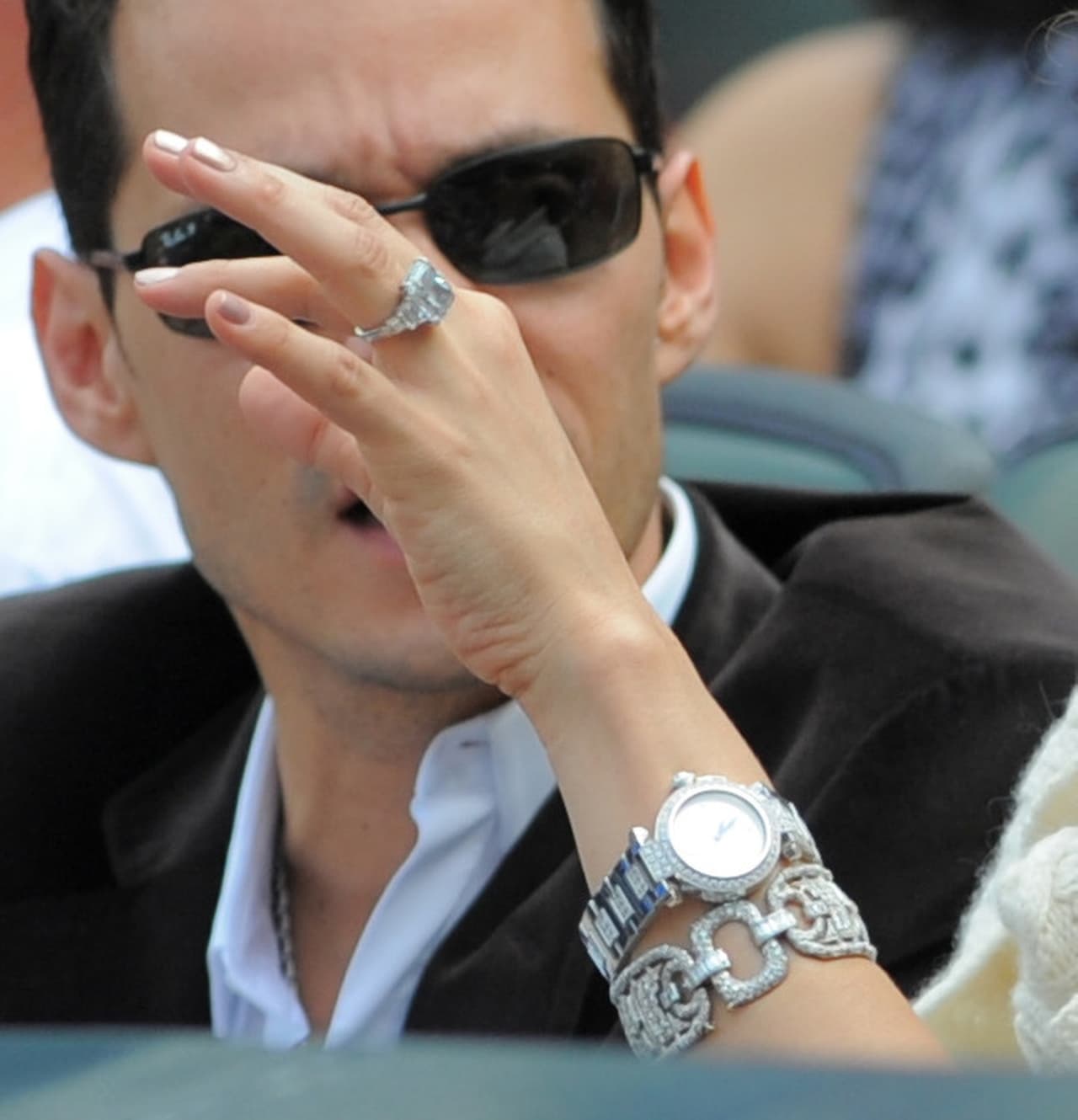 "Aunque el valor no coincide con lo que gastó en la joya de JLo, el diseño personalizado de esta joya muestra la relación única de la pareja y el futuro juntos", explicó el experto.
<br>